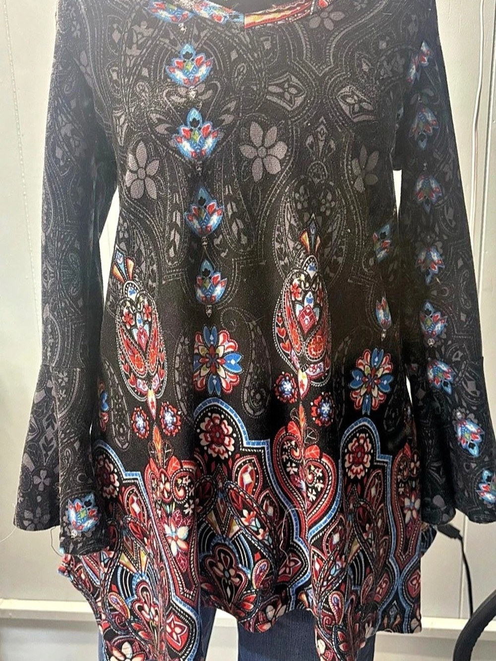 Win Win Paisley Tunic in Black & Red Size Medium Like New